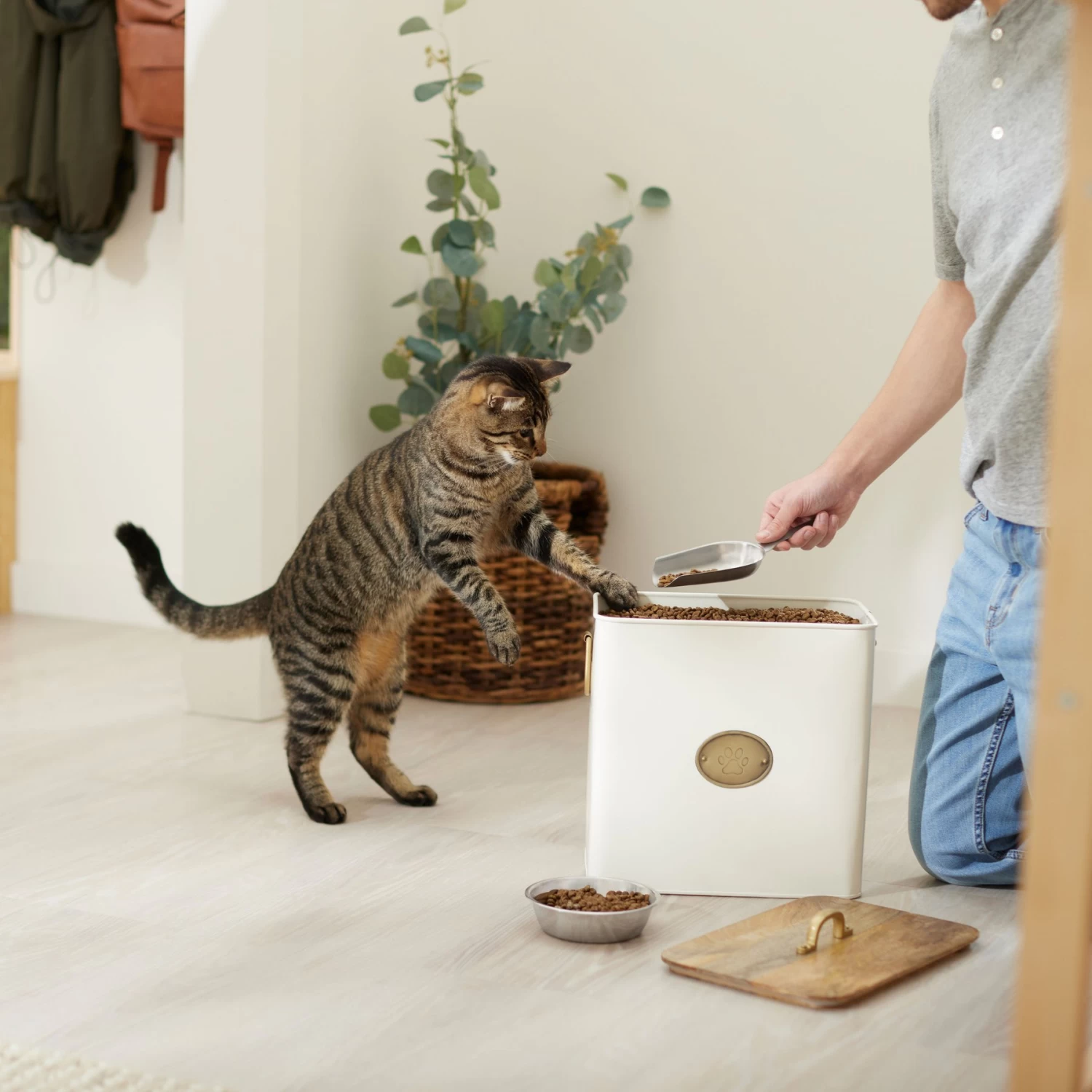 Frisco Premium Airtight Dog & Cat Food Storage Canister With Scoop 4 Frisco Premium Airtight Dog & Cat Food Storage Canister With Scoop - Image 4